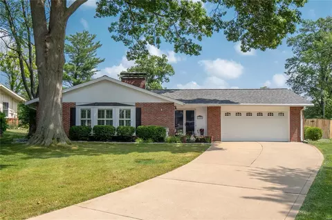 11929 Paradise Ln, Des Peres, MO 63131