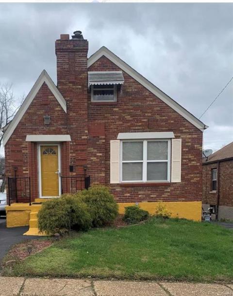 8731 Acacia Dr, Saint Louis, MO 63136