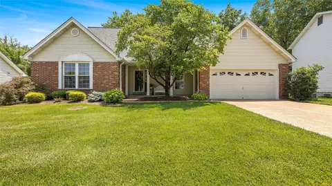 2126 Cliff Cave Crossing Ct, Saint Louis, MO 63129