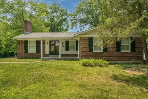 1141 N Berry Rd, Saint Louis, MO 63122