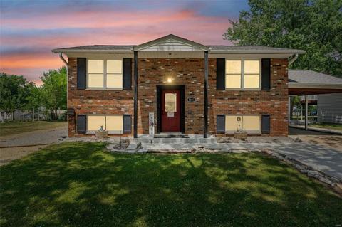 1281 Pequeno Ln, Fenton, MO 63026
