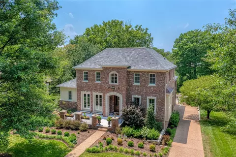 635 W Polo Dr, Saint Louis, MO 63105