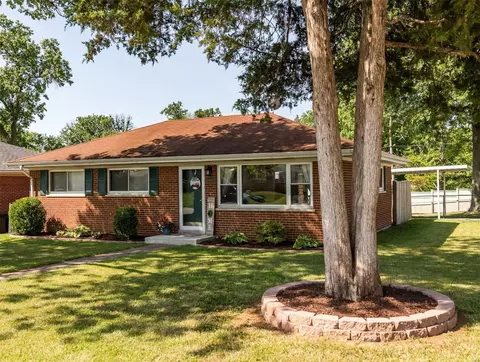 8601 Villa Crest Dr, Crestwood, MO 63126