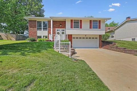 6 Deer Lodge Dr, Fenton, MO 63026