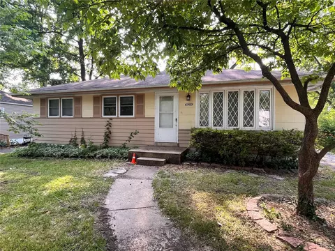 6909 Berkridge Ct, Hazelwood, MO 63042