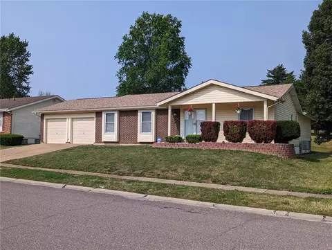 12119 Red Lion Dr, Florissant, MO 63033