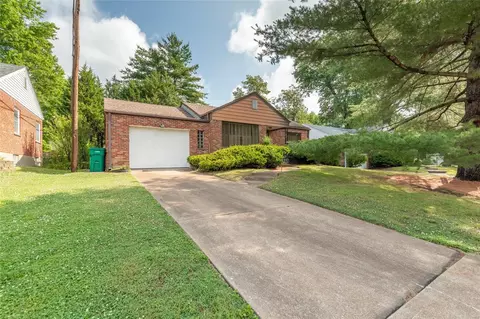 235 Sunningwell Dr, Webster Groves, MO 63119