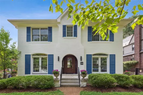 246 Woodbourne Dr, Saint Louis, MO 63105