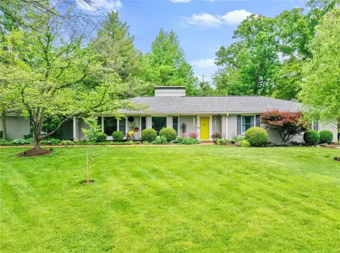 1017 Winwood Dr, Ladue, MO 63124
