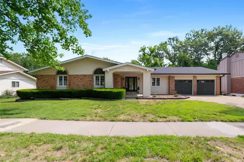 810 Hollyridge Dr, Ballwin, MO 63011 photo 2