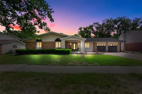 810 Hollyridge Dr, Ballwin, MO 63011