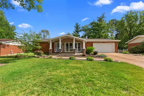 1617 Sunnyridge Rd, Ellisville, MO 63011