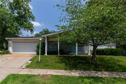 5067 Kempf Dr, Saint Louis, MO 63128