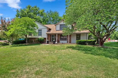 623 Woodbriar Ln, Saint Peters, MO 63376
