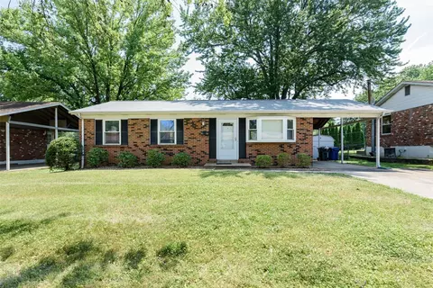 1652 Oliveto Ln, Hazelwood, MO 63042