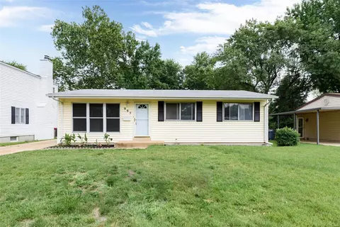 995 Kostka Ln, Florissant, MO 63031
