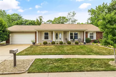 15619 Summer Lake Dr, Chesterfield, MO 63017