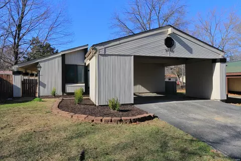 3263 Green Pasture Dr, Florissant, MO 63031