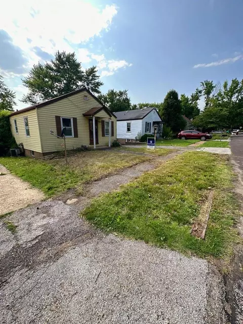 9853 Green Valley Dr, Saint Louis, MO 63136