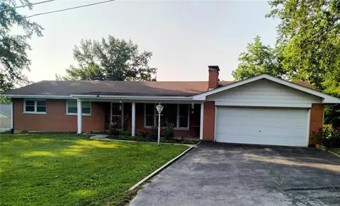 568 Riverview Ln, Saint Charles, MO 63301