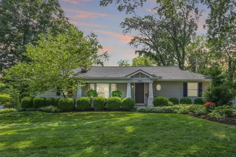 810 Yosemite Dr, Glendale, MO 63122