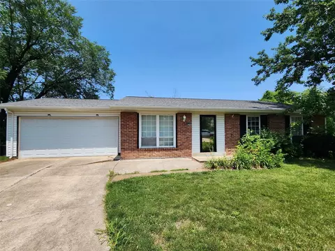 8 Stonehenge Ct, Saint Charles, MO 63303