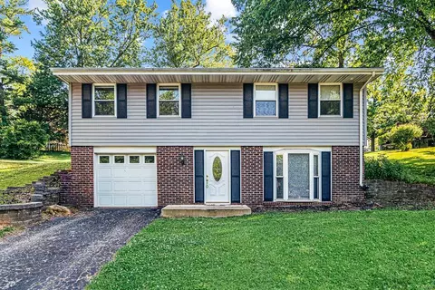 905 Marceau Ct, Ballwin, MO 63011