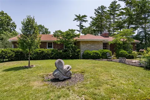 8740 Norcross Dr, Saint Louis, MO 63126