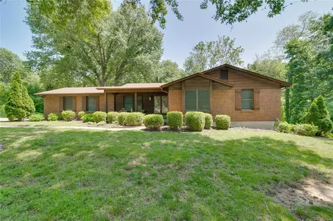 2932 Greenleaf Dr, Saint Charles, MO 63303