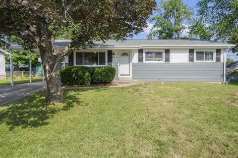 8 St Paul Dr, Saint Peters, MO 63376