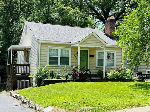 1028 Kuhlman Ln, Saint Louis, MO 63119