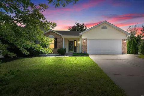 1126 Castle Pines Dr, St Peters, MO 63366