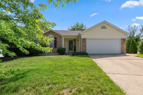 1126 Castle Pines Dr, St Peters, MO 63366 photo 4