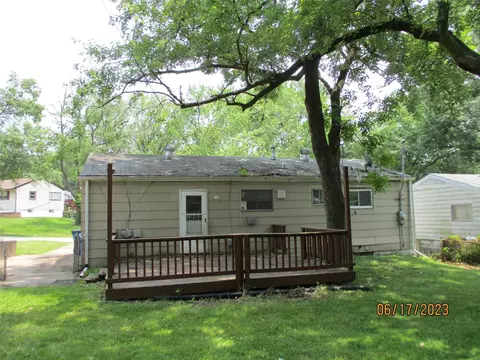 227 Meadowcrest Dr, Saint Louis, MO 63135 photo 2