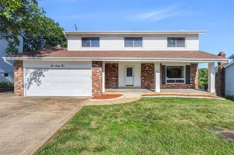 662 Greensleeves Dr, Fenton, MO 63026