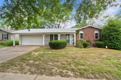 1276 Kings Trail Ln, Fenton, MO 63026