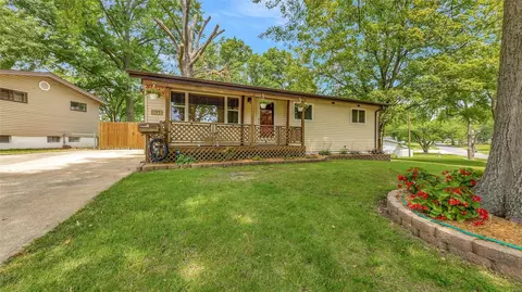 1195 Carmona Dr, Florissant, MO 63033