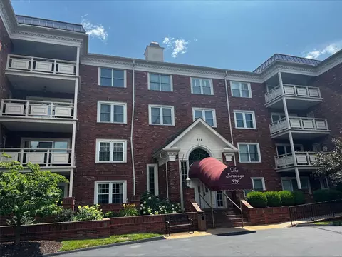 526 Sarah Ln #18, Creve Coeur, MO 63141