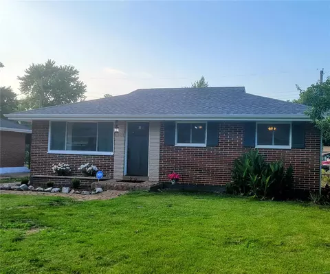 1221 Senate Dr, Saint Louis, MO 63138