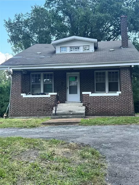 7745 Circle Dr, Normandy, MO 63121