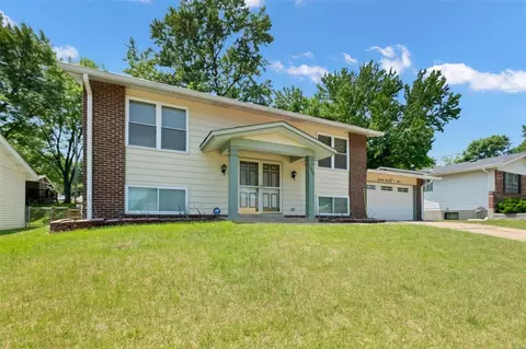 2549 Wesglen Estates Dr, Maryland Heights, MO 63043