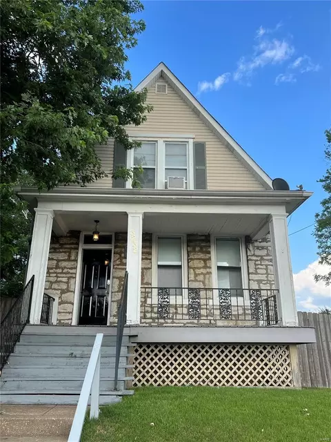 3232 S Big Bnd, Maplewood, MO 63143