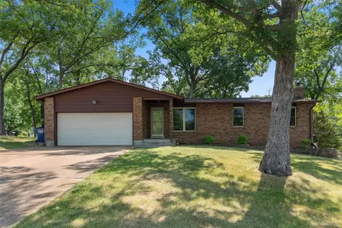 2 Carr Cir, O'fallon, MO 63366