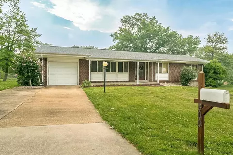 800 Fernview Dr, Saint Louis, MO 63141