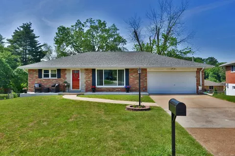 10604 Knollside Cir, Saint Louis, MO 63123
