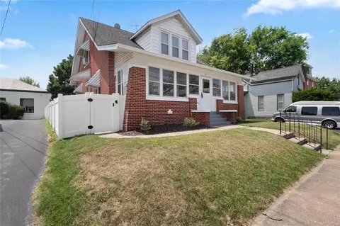561 Madison St, Saint Charles, MO 63301