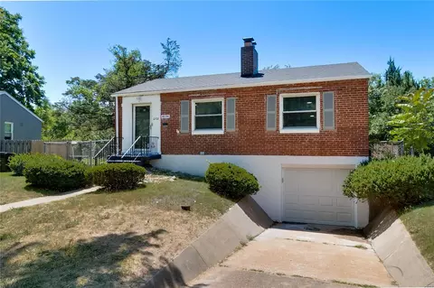 8136 Vardaman Dr, Saint Louis, MO 63130