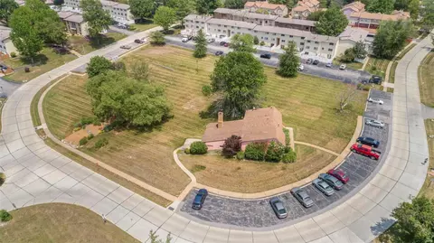 401 Carmel Woods Dr, Ballwin, MO 63021