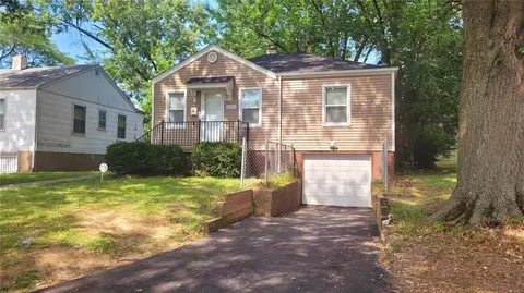 2053 Coleridge Dr, Saint Louis, MO 63136
