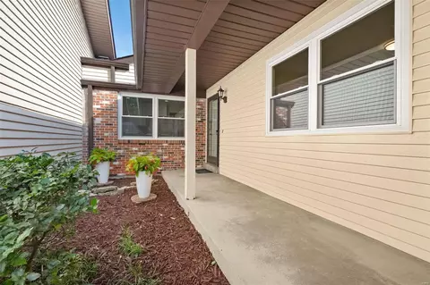 1247 Fernview Dr, Saint Louis, MO 63146